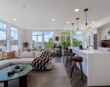 701 N Henry Street - Photo Thumbnail 3