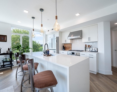 701 N Henry Street - Photo Thumbnail 4
