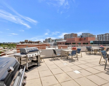 1001 N Vermont Street - Photo Thumbnail 3