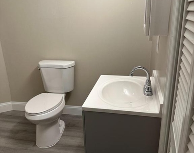 622 N Oakland Street - Photo Thumbnail 15