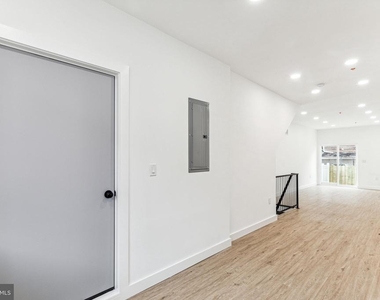 2224 N Howard Street - Photo Thumbnail 3