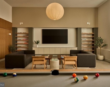 945 Frankford Ave - Photo Thumbnail 4