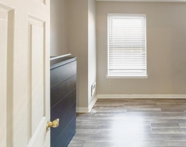 1616 Diamond St - Photo Thumbnail 8