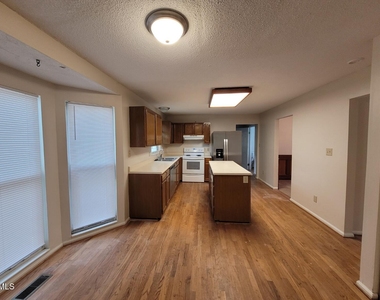 104 Corgy Drive - Photo Thumbnail 7