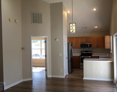 404 Commons Drive - Photo Thumbnail 3