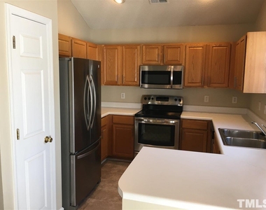 404 Commons Drive - Photo Thumbnail 4