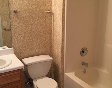 404 Commons Drive - Photo Thumbnail 10