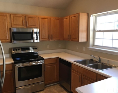 404 Commons Drive - Photo Thumbnail 5