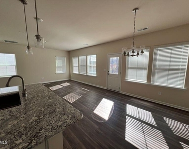 547 Glen Clova Drive - Photo Thumbnail 4