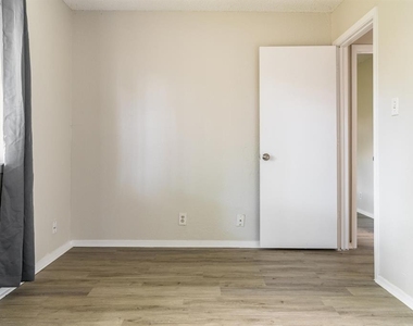 1212 Bonnie Brae St - Photo Thumbnail 8