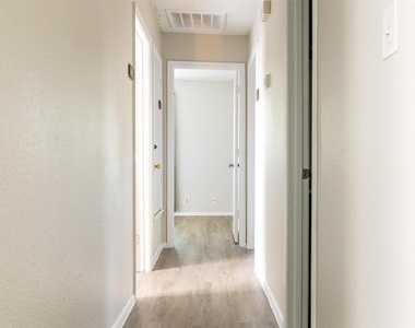 1212 Bonnie Brae St - Photo Thumbnail 4