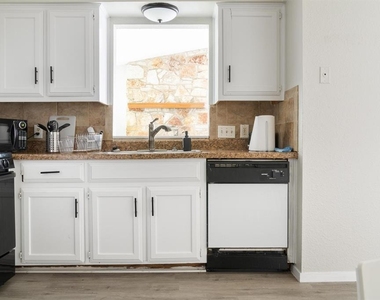 1212 Bonnie Brae St - Photo Thumbnail 2