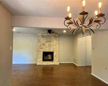 8004 Downing St - Photo Thumbnail 12