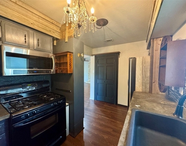 8004 Downing St - Photo Thumbnail 7