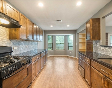 16336 Edgemere Dr - Photo Thumbnail 1