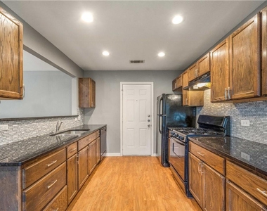 16336 Edgemere Dr - Photo Thumbnail 3