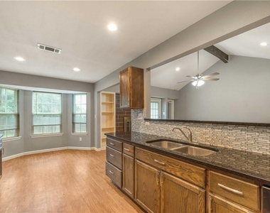 16336 Edgemere Dr - Photo Thumbnail 2
