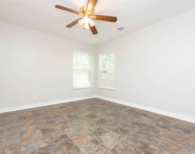 1013 E 10th St - Photo Thumbnail 8