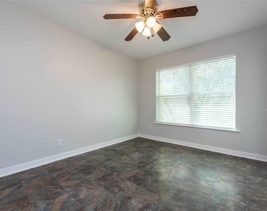 1013 E 10th St - Photo Thumbnail 12