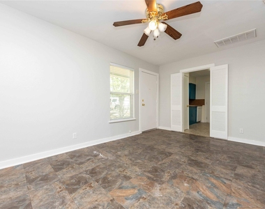 1013 E 10th St - Photo Thumbnail 7