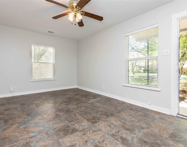 1013 E 10th St - Photo Thumbnail 5