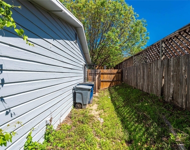 1013 E 10th St - Photo Thumbnail 15