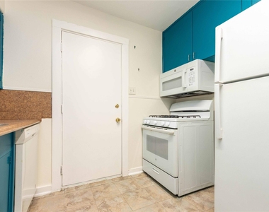 1013 E 10th St - Photo Thumbnail 4