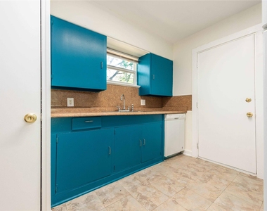 1013 E 10th St - Photo Thumbnail 2