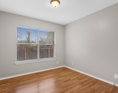 905 Lodosa Dr - Photo Thumbnail 14