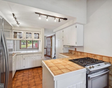 238 Varsity Avenue - Photo Thumbnail 3