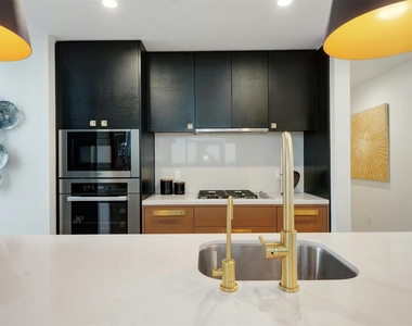 70 Rainey St - Photo Thumbnail 8