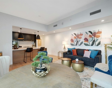70 Rainey St - Photo Thumbnail 3