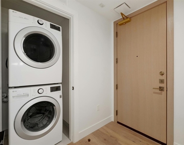70 Rainey St - Photo Thumbnail 24