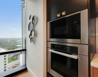 70 Rainey St - Photo Thumbnail 11