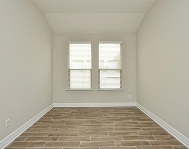 3724 Lunet Ring Way - Photo Thumbnail 8