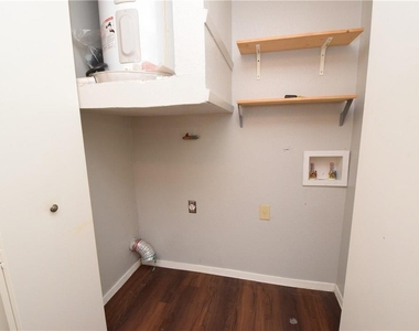 10811 Lanshire Dr - Photo Thumbnail 9