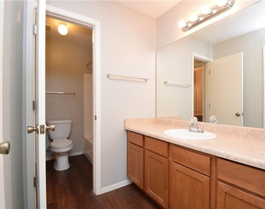 10811 Lanshire Dr - Photo Thumbnail 11