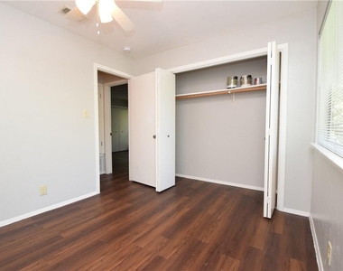 10811 Lanshire Dr - Photo Thumbnail 16