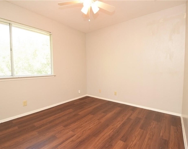 10811 Lanshire Dr - Photo Thumbnail 17