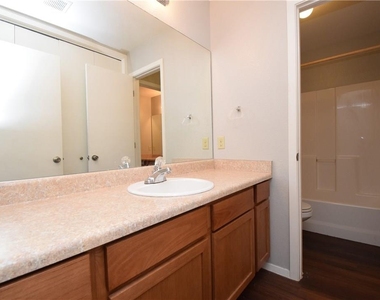 10811 Lanshire Dr - Photo Thumbnail 8