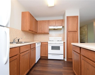 10811 Lanshire Dr - Photo Thumbnail 6