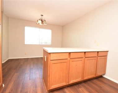 10811 Lanshire Dr - Photo Thumbnail 7