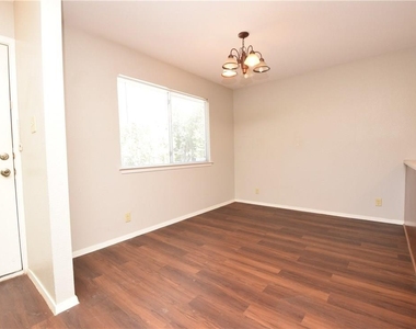 10811 Lanshire Dr - Photo Thumbnail 3