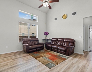 131 Macarthur Dr. - Photo Thumbnail 5