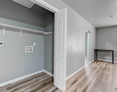 2321 Terrace Dr - Photo Thumbnail 4