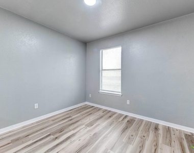 2321 Terrace Dr - Photo Thumbnail 2