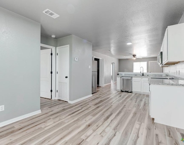 2321 Terrace Dr - Photo Thumbnail 10