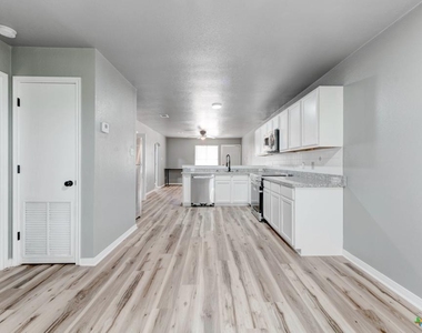 2321 Terrace Dr - Photo Thumbnail 8