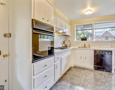 6048 Rossmore Drive - Photo Thumbnail 7