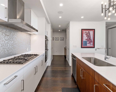 301 West Ave - Photo Thumbnail 1